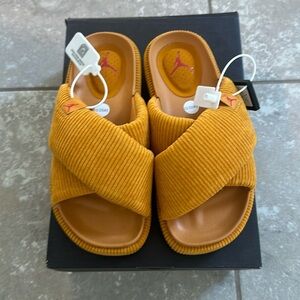 BNWT Jordan Nike Sophia slide size 7